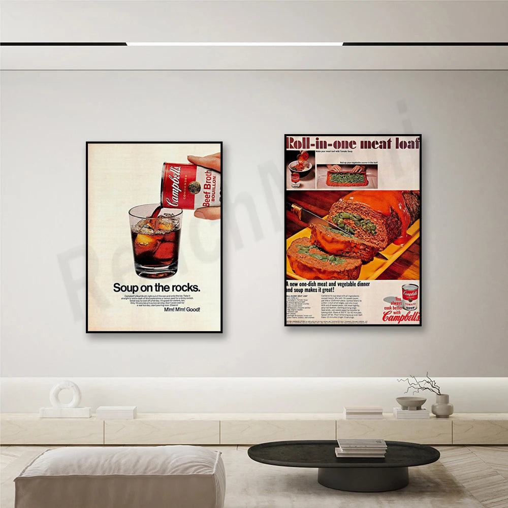 Dans cette image publicitaire, on peut voir deux affiches présentant des plats de soupe et un repas tout-en-un. L'affiche de gauche montre un verre de boisson sur des glaçons avec le slogan "Soup on the rocks", tandis que l'affiche de droite met en valeur un plat de viande roulée fourré et accompagné d'un repas complet.