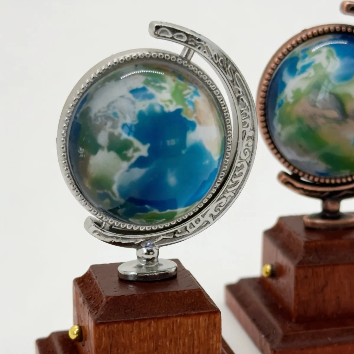 globe terrestre miniature vintage cartographie métal bleu vert blanc décoration intérieure base bois