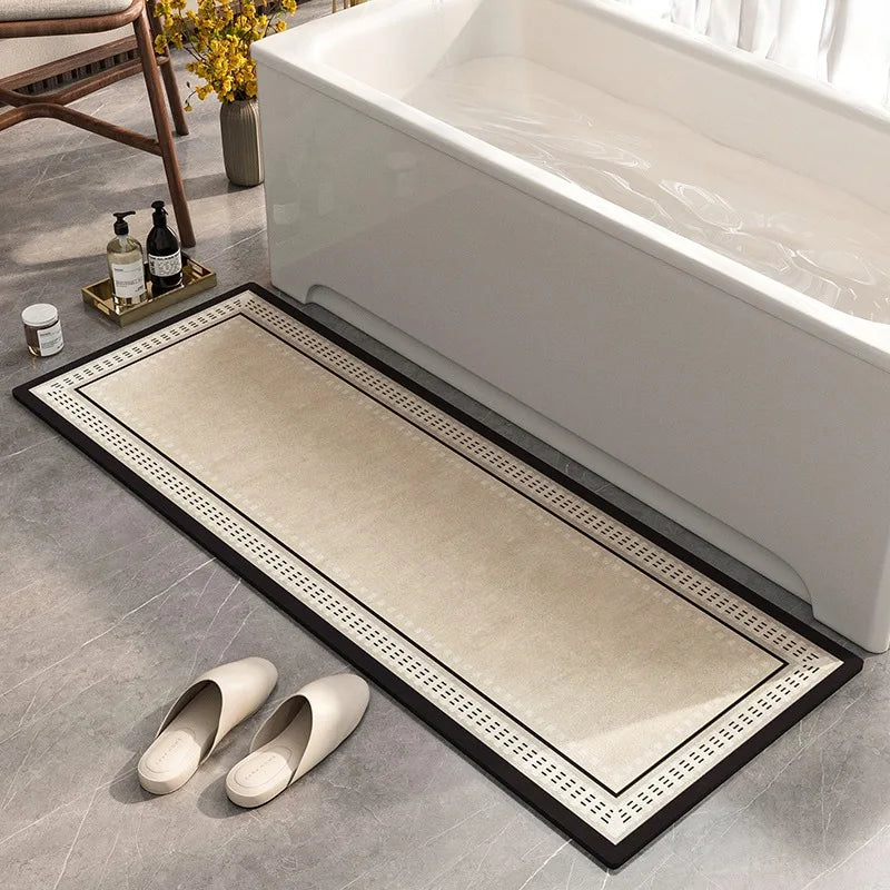 Un tapis de bain épuré et élégant, au design minimaliste avec un cadre noir contrastant avec le motif élégant, placé dans une salle de bain moderne avec une baignoire blanche.