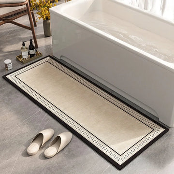 Un tapis de bain épuré et élégant, au design minimaliste avec un cadre noir contrastant avec le motif élégant, placé dans une salle de bain moderne avec une baignoire blanche.