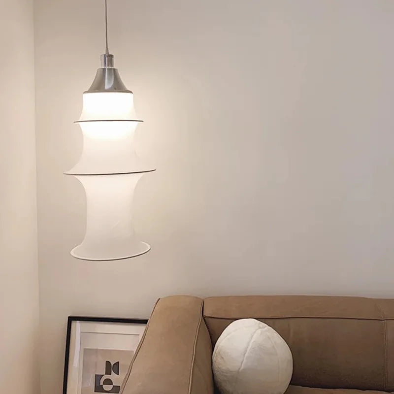 suspension lumineuse moderne blanc rayures horizontales opacité câble suspendu salon chambre d'hôtel