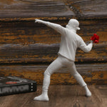 figurine humaine résine lanceur fleurs décoration maison moderne street art blanc noir rouge