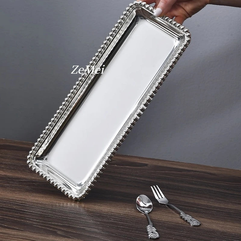 plateau rectangulaire argenté petits pois bord fourchette cuillère motifs floraux parfums verre bouchon bois