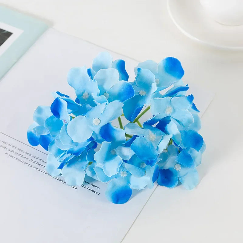 fleurs artificielles hortensia blanches roses bleues mariage extérieur bouquet décoration moderne minimaliste