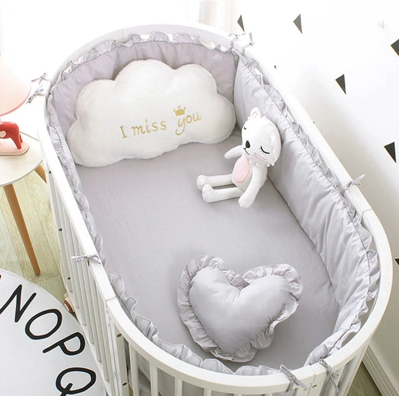 protège matelas lit bébé rose blanc gris fronces décoratives doux mignon étoile cœur lion