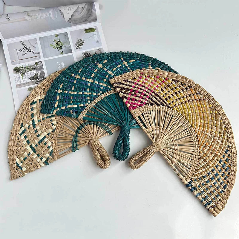 éventail pliant tissé raphia motifs géométriques naturel vert bleu marron jaune anneaux métalliques traditionnel