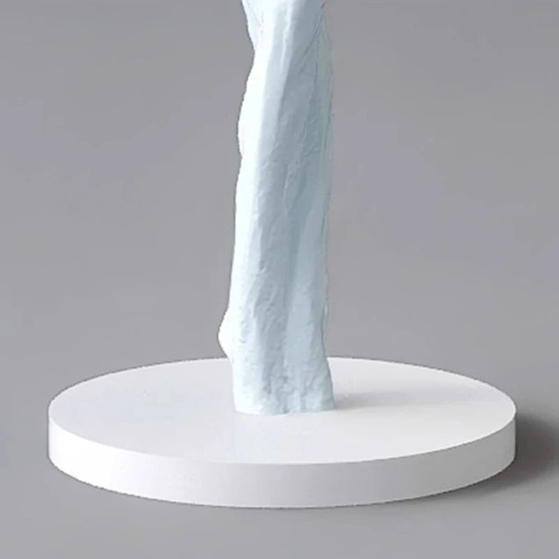 sculpture décorative moderne figure féminine globe lune noir blanc bleu clair résine chambre salon