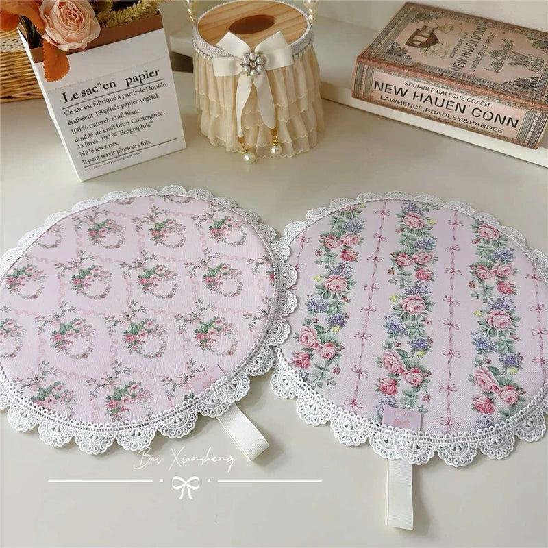 Set de table imperméable rose posé sur une nappe blanche
