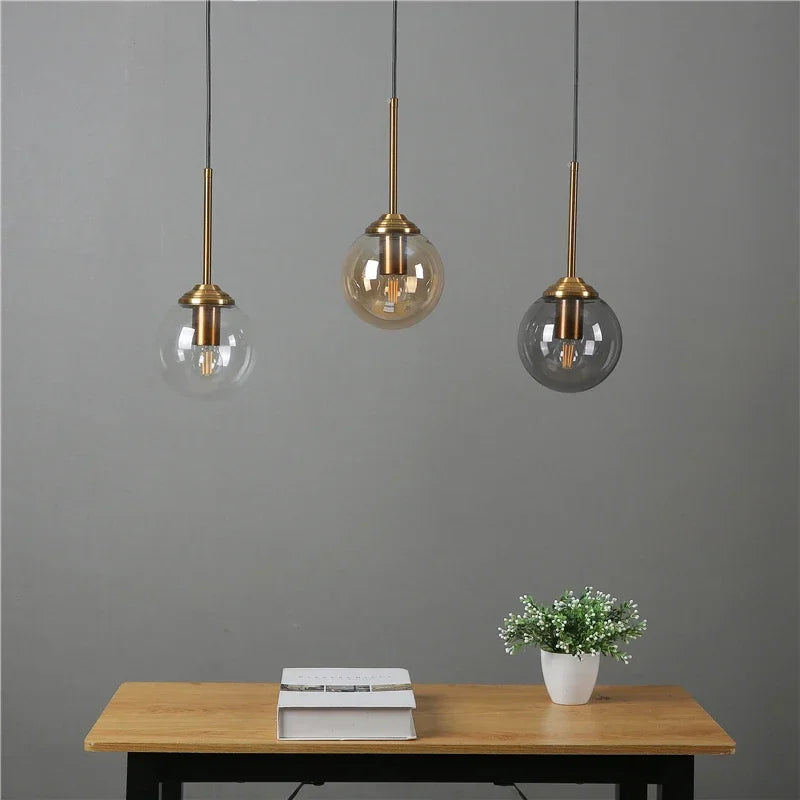 suspension lumineuse transparente moderne ampoule brillante câble noir minimaliste chambre salon étude