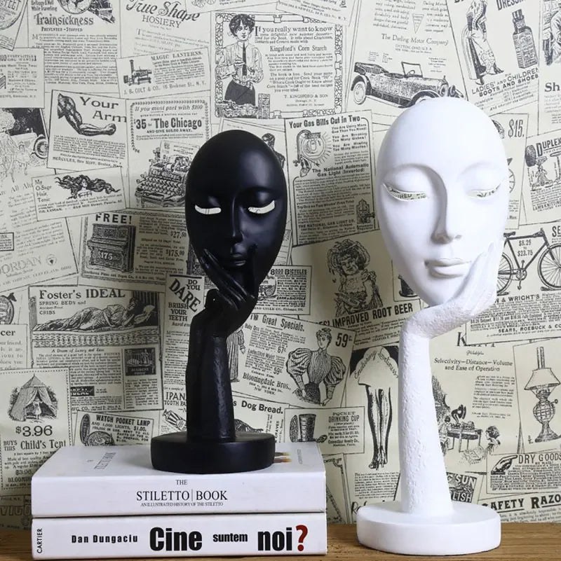 masque sculptural contemporain noir blanc doré finement sculpté base circulaire ornement salon