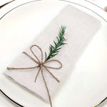 serviette lin bleu clair classique anneau métallique ruban coton fleur herbe séchée table mariage