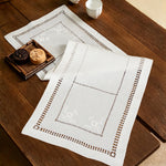 chemin table lin brodé floral motif géométrique blanc élégant traditionnel champêtre semi transparent rectangle