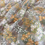 tissu tulle brodé fleurs orangées blanches feuilles vertes beige translucide pastoral