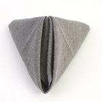 Un foulard gris en tissu texturé, présentant un pli soigné pour un style élégant.