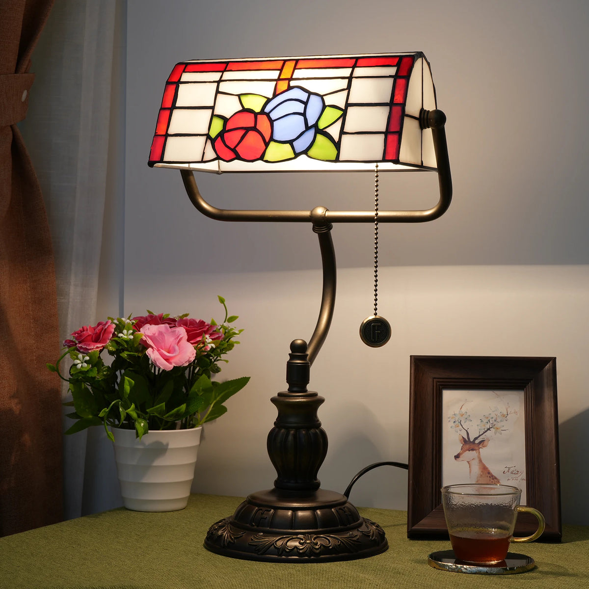lampe table tiffany oiseau stylisé bronze rouge verte blanche verte verre teinté cordon interrupteur