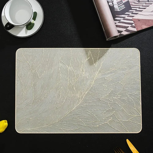 Napperon rectangulaire à motif de plumes rouge sur table en bois