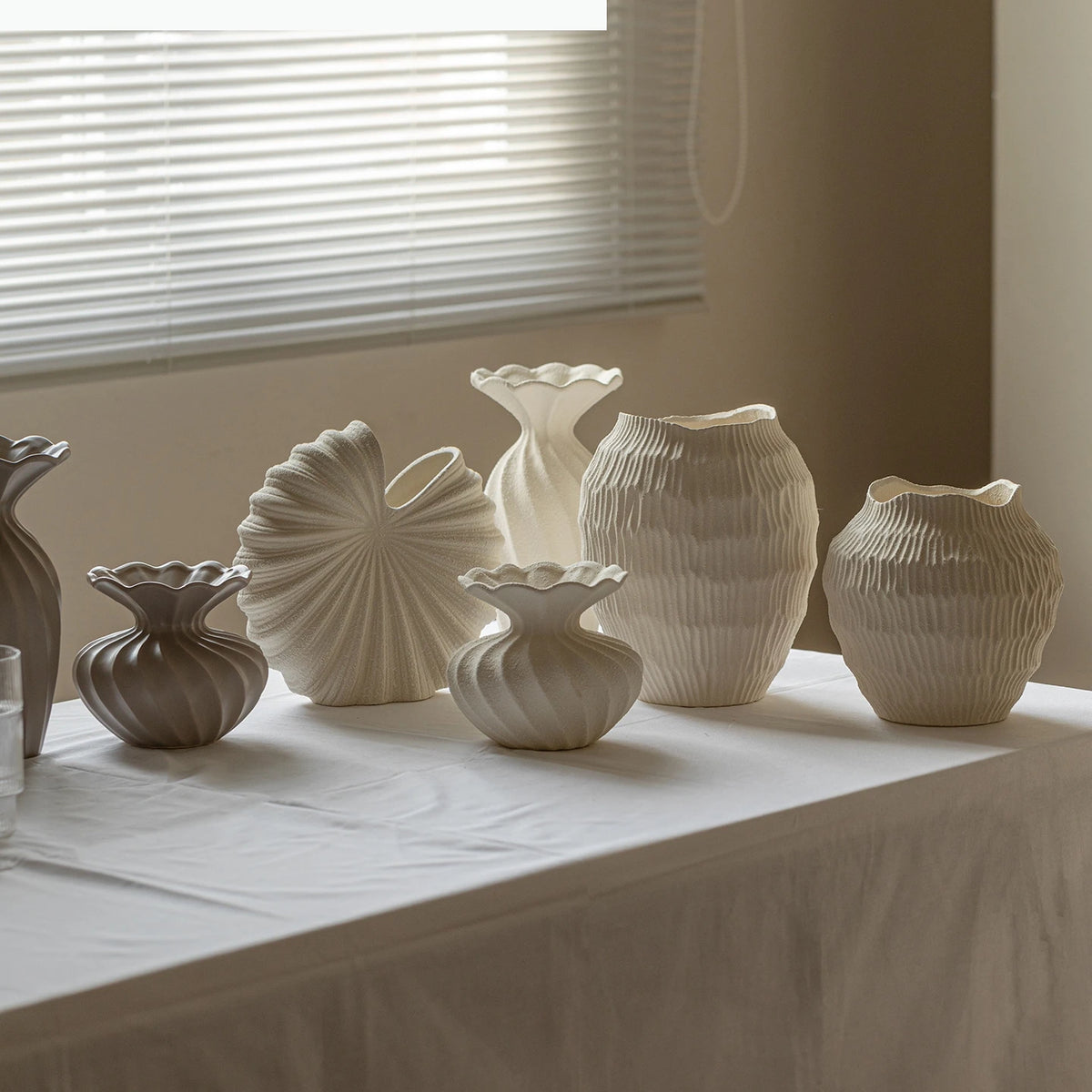vase moderne céramique blanc rayures horizontales opacité fait main décoration maison