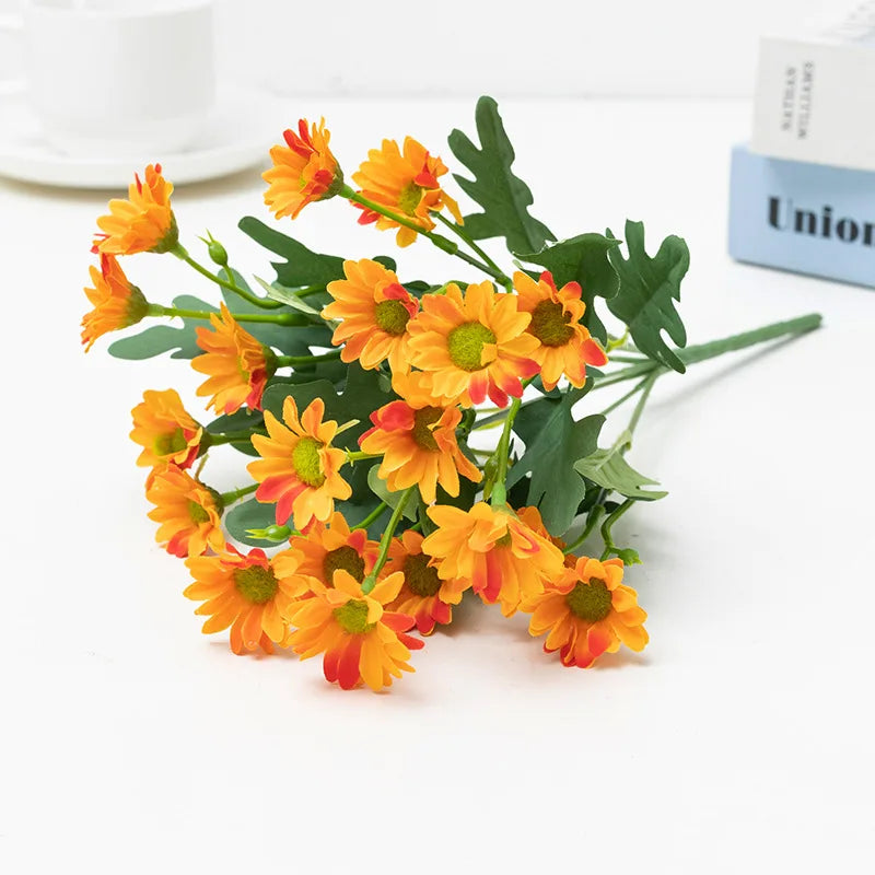 bouquets fleurs artificielles multiples pétales centre jaune vases noirs intérieur décoration mariage fêtes orangées