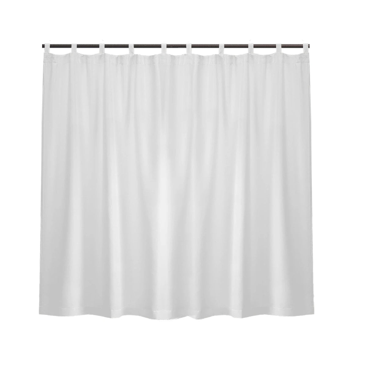 Rideau de douche de couleur blanche. Le rideau, fabriqué en tissu imperméable de haute qualité, affiche un design élégant qui ajoute une touche de style à la pièce.