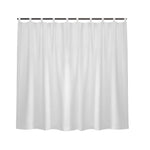 Rideau de douche de couleur blanche. Le rideau, fabriqué en tissu imperméable de haute qualité, affiche un design élégant qui ajoute une touche de style à la pièce.