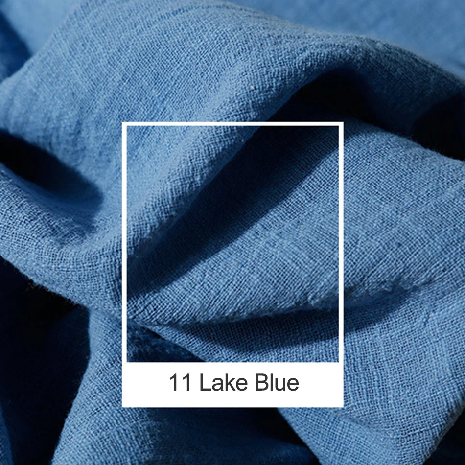 Photographie gros plan d'un tissu bleu foncé avec une étiquette indiquant la couleur "11 Lake Blue".
