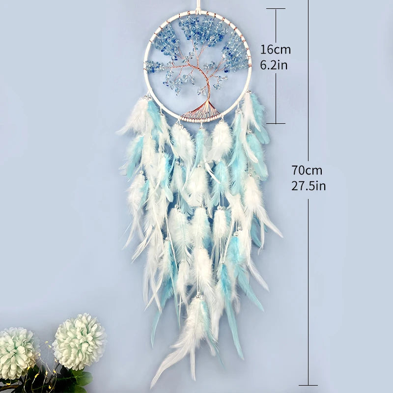 Un capteur de rêves magnifique avec un cadre en métal et des plumes de couleurs douces suspendues par un fil.