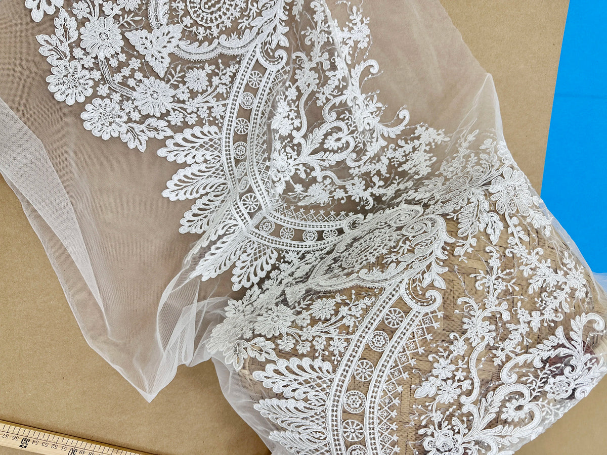 dentelle blanche floral complexe tissu acrylique baroque élégante mariage translucide brodée cérémonie.ACCESSIBLE VERSION: