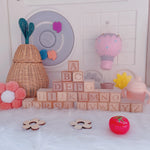 blocs construction bois lettres fleurs tasse chat pompons décor maison mariage