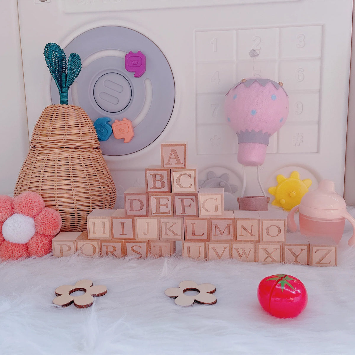 blocs construction bois lettres fleurs tasse chat pompons décor maison mariage