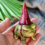 statuette grenouille peinte résine chapeau sorcière verte rouge bleue points noirs contemporaine extérieure ornement