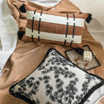housse coussin motif floral moderne beige noir maison hospitalière respectueux environnement non toxique polyester