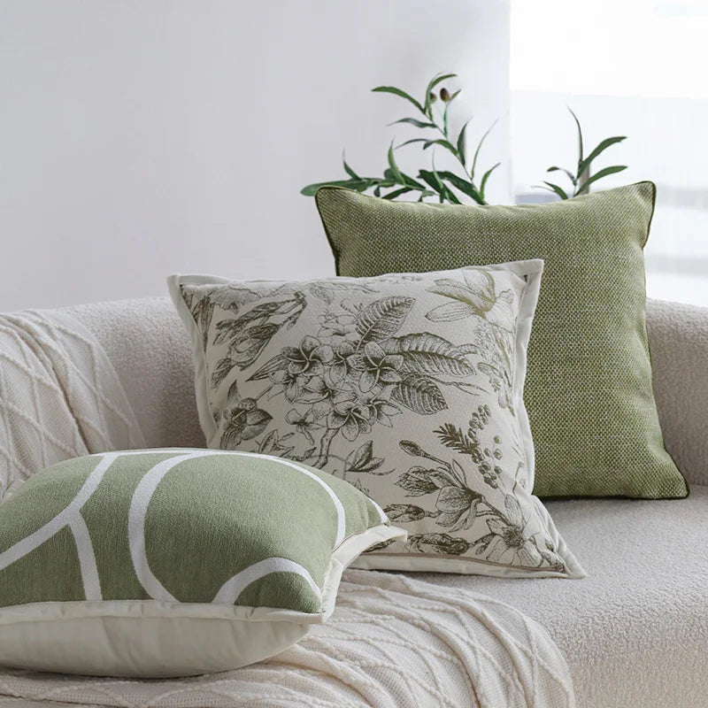 taies d'oreiller carrées modernes motif floral couleurs vert olive beige clair decoration maison