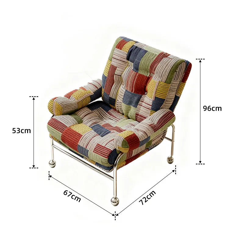 Fauteuil moderne multicolore patchwork tissus nordic designer salon roulettes tapis bois tourne disque lampe