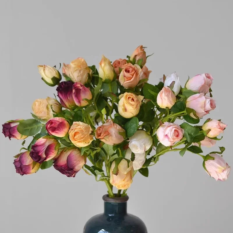 décoration intérieure bouquet roses artificielles soie transparente vase moderne blanc roseclair rosefoncé table maison