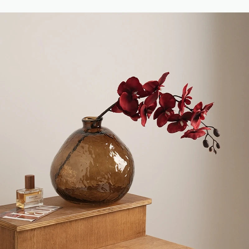 vase transparent brun clair forme arrondie branches fleurs décoration table moderne transparent texture bosselée
