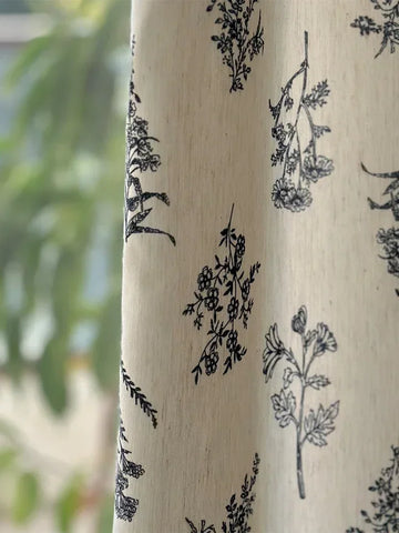 rideau moderne blanc gris fleurs noires motif végétal salon chambre fenêtre maison décoration