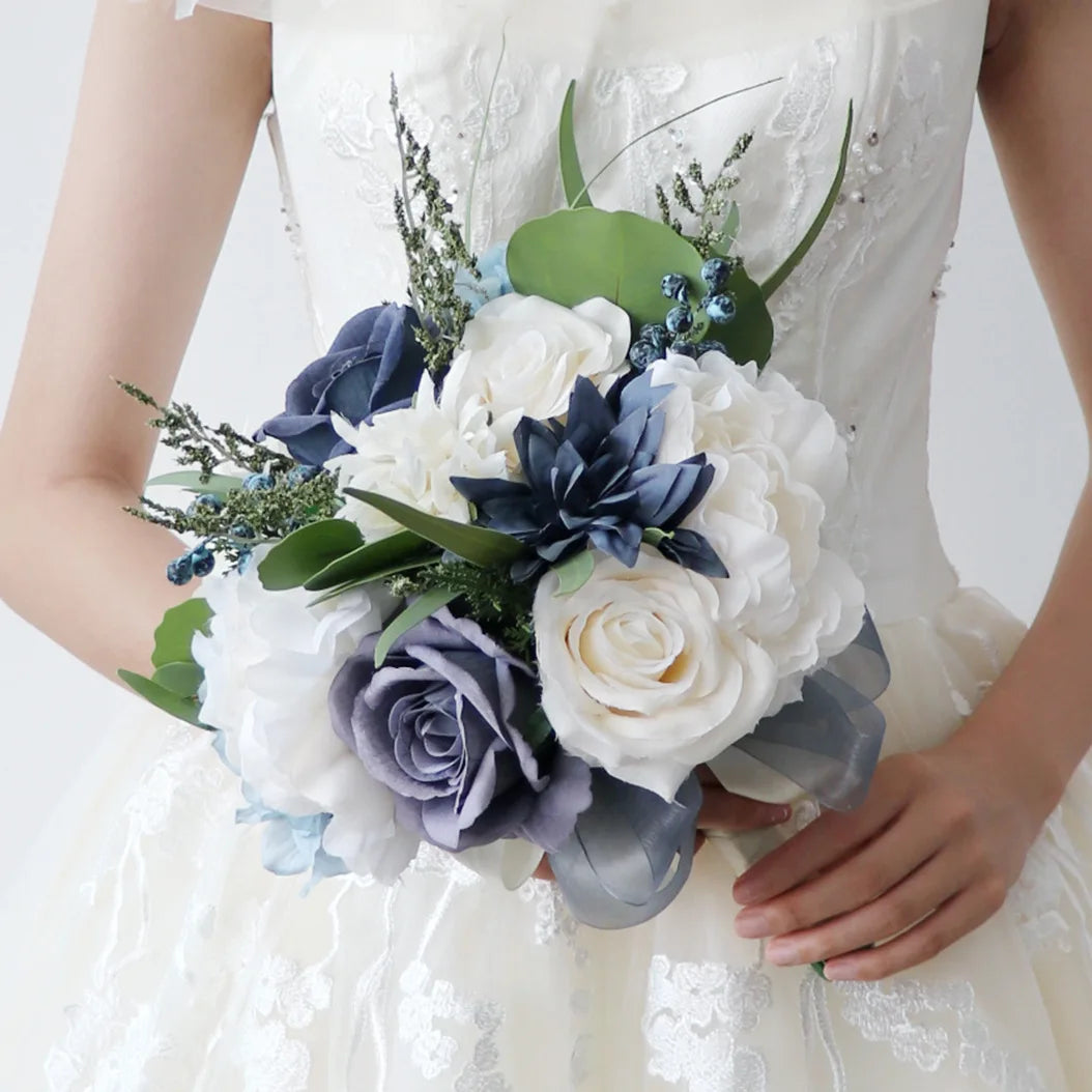 Bouquet de fleurs bleues utilisé comme décoration de table