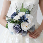 Bouquet de fleurs bleues utilisé comme décoration de table