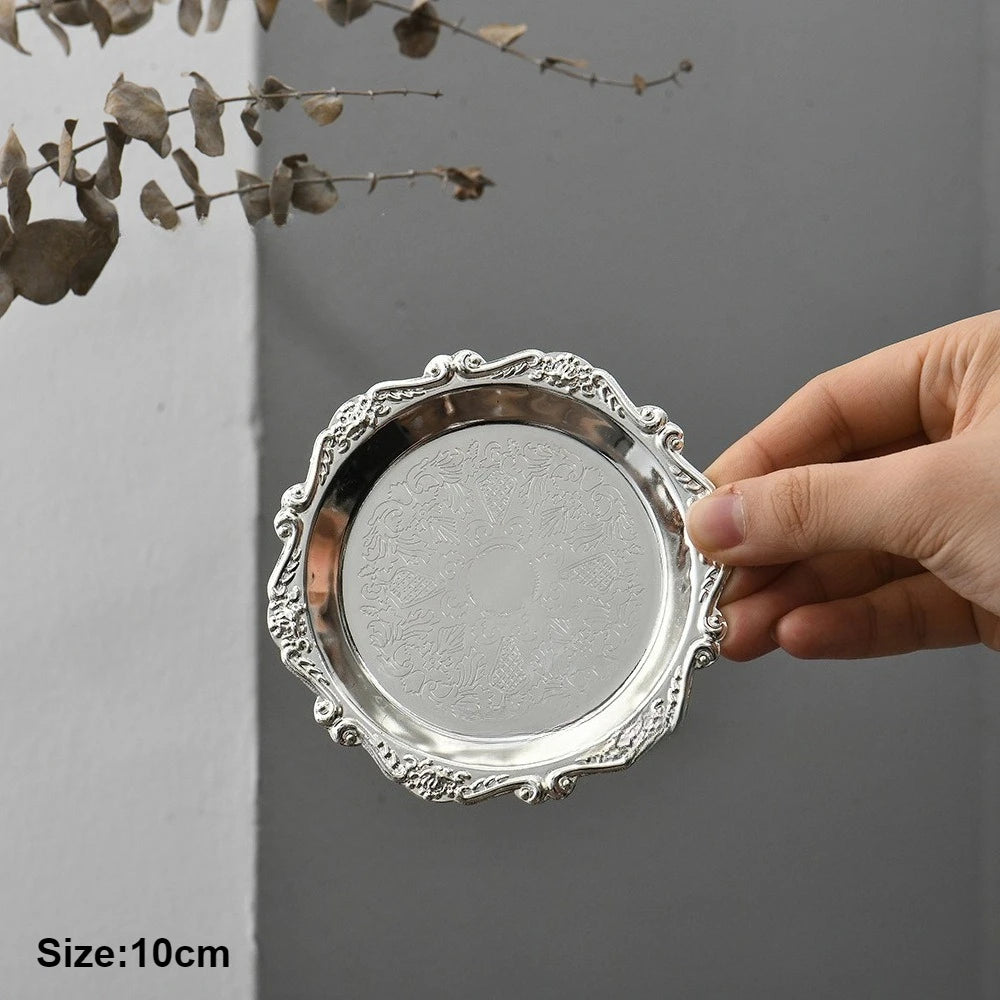 assiettes vintage ornées argent or motifs floraux classiques desserts rangement décoration table