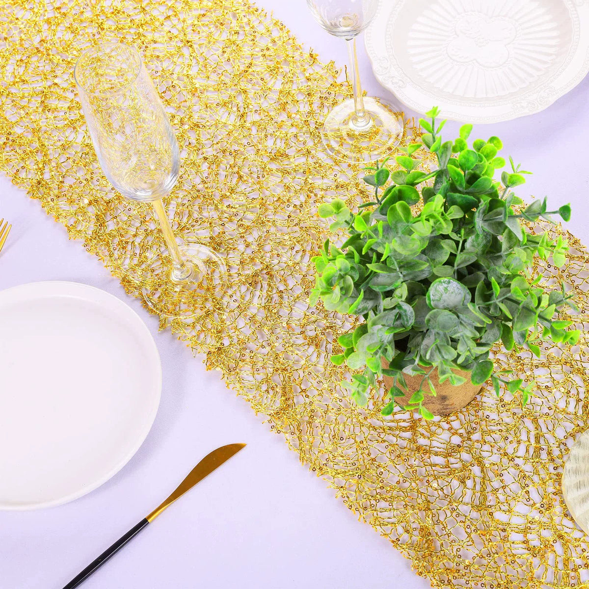 tableau decoratif tissage or blanc vert transparent festif assiettes verres bougies fleurs plantes serviettes