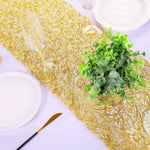 tableau decoratif tissage or blanc vert transparent festif assiettes verres bougies fleurs plantes serviettes
