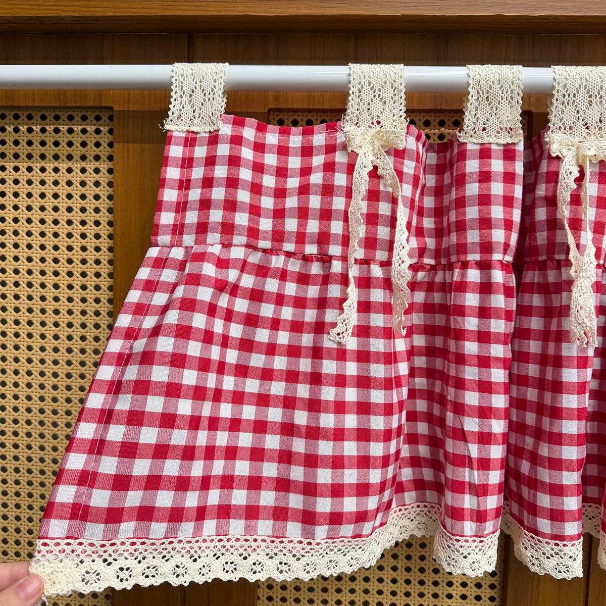 rideau rouge vichy semi transparent polyester dentelle blanche fenêtre rustique chambre cuisine