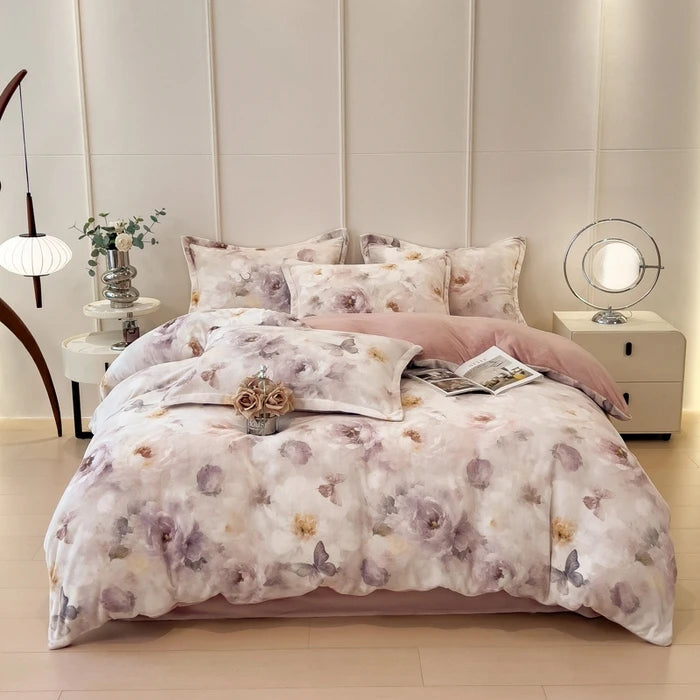 Parure de lit composée de motifs floraux et de papillons sur un fond rose pâle, créant une atmosphère douce et apaisante dans la chambre.