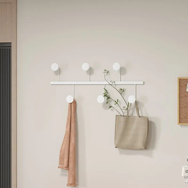 porte sacs mural moderne crochets barre horizontale panier osier noir blanc jaune vis fixations