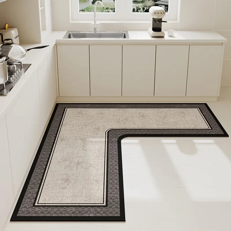 Un élégant tapis de cuisine dans des tons gris et noirs, avec un design géométrique moderne qui s'harmonise parfaitement avec les meubles blancs de la cuisine.