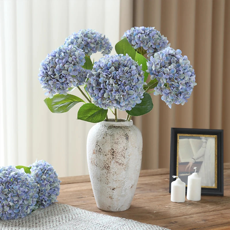 décoration intérieure bouquet fleurs artificielles hortensia bleu violet rose rouge classique salon table