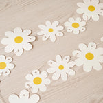 guirlande fleurs anniversaire mariage blanc jaune simple décoration minimaliste océillets inclusion ruban protection