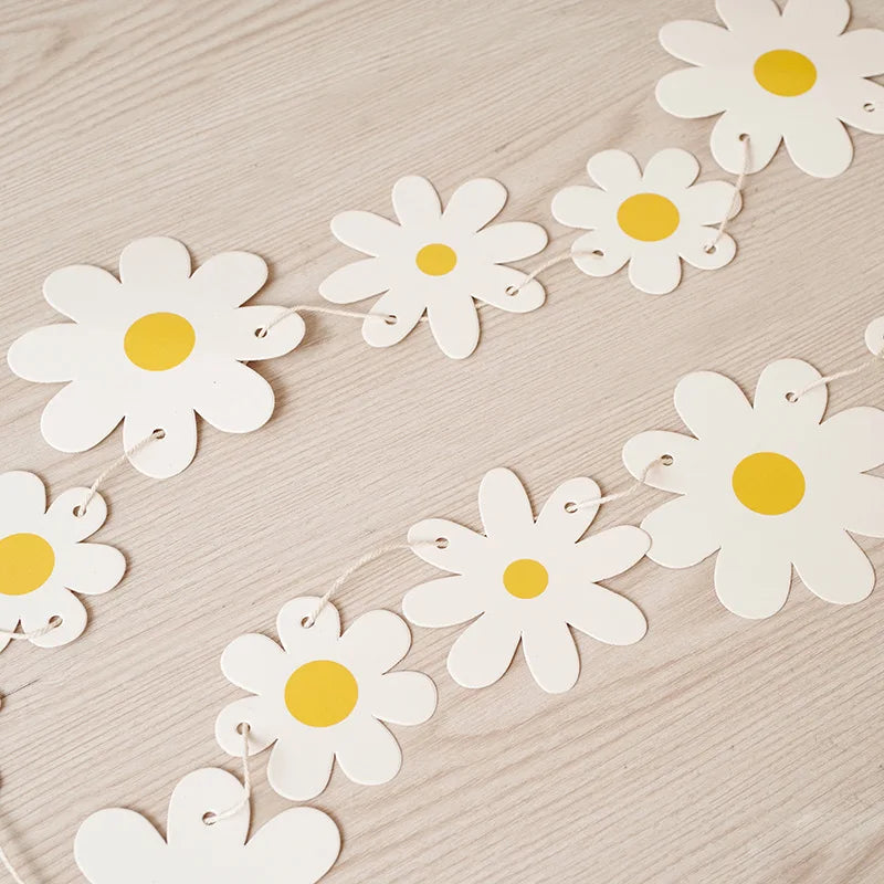 guirlande fleurs anniversaire mariage blanc jaune simple décoration minimaliste océillets inclusion ruban protection