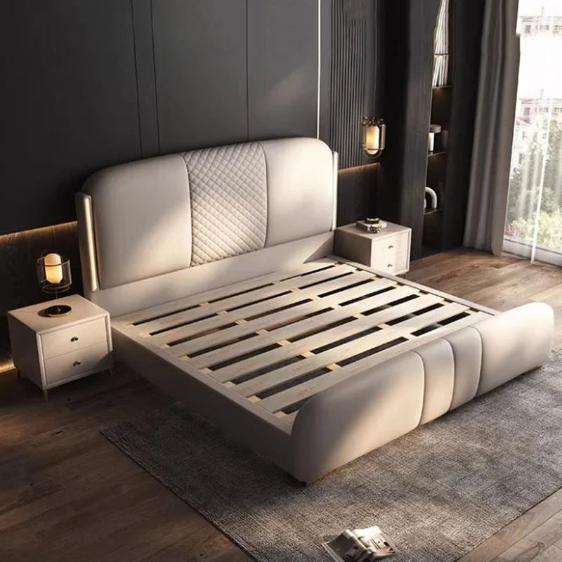 lit double moderne minimaliste beige clair cuir tissu tête rembourrée table chevet meubles chambre