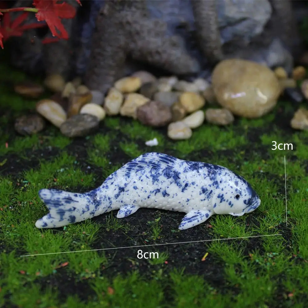 décoration intérieure poisson koi résine rouge blanc bleu points noirs réaliste maison